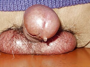 एलिका स्वीट, आरामदायक रहने वाले कमरे में आरामदायक कालीन सेक्सी मूवी वीडियो में दिखाएं पर उसकी योनि को टटोलना नरम है ।